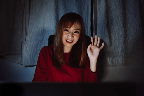 아시아인 비디오 콘퍼런스 사용자 인터페이스 노트북 컴퓨터 온라인상에서 원격으로 집에서 — 스톡 사진
