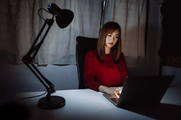 Mujer Asiática Que Trabaja Hasta Tarde Noche Con Ordenador Portátil — Foto de Stock