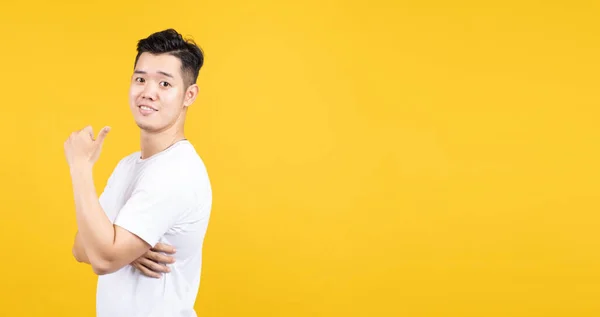 Atraente Retrato Feliz Jovem Asiático Homem Apontando Mostrando Olhando Lado — Fotografia de Stock