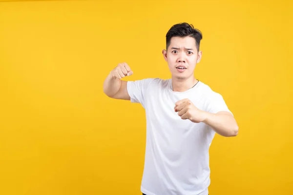 Atraente Jovem Asiático Homem Segurar Punho Fúria Raiva Emoção Negativa — Fotografia de Stock