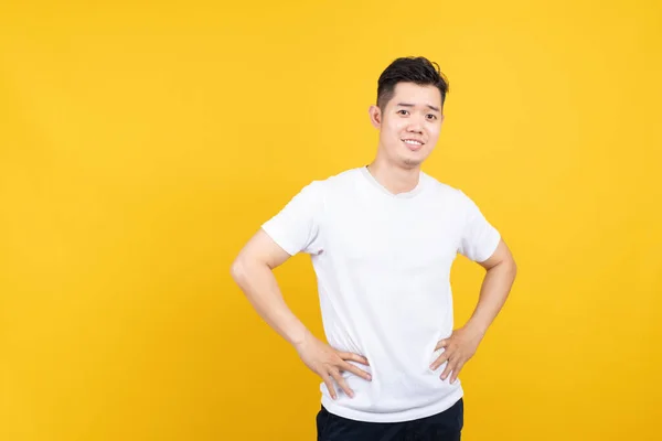 Atraente Retrato Feliz Jovem Asiático Homem Sorrindo Olhando Para Câmera — Fotografia de Stock
