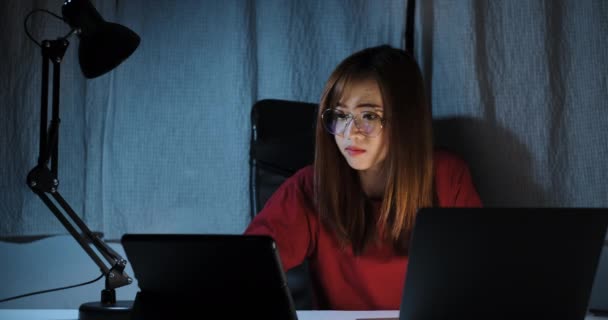 Asiatisk Kvinna Som Arbetar Sent Natten Med Bärbar Dator Hemmakontor — Stockvideo