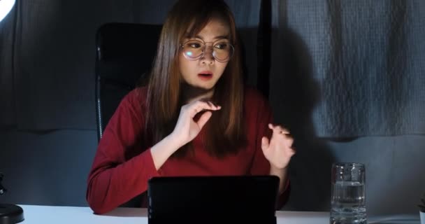 Mulher Asiática Vídeo Conferência Interface Usuário Noite Computador Portátil Zoom — Vídeo de Stock