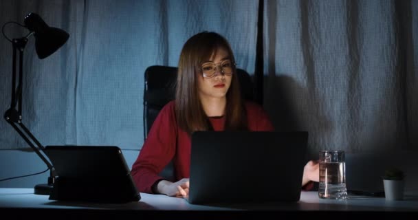 Mulher Coreana Trabalhando Até Tarde Com Computador Portátil Água Potável — Vídeo de Stock