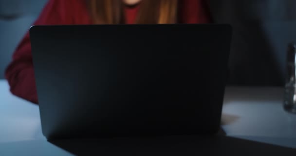 Mãos Mulher Trabalhando Até Tarde Noite Digitando Teclado Laptop Computador — Vídeo de Stock