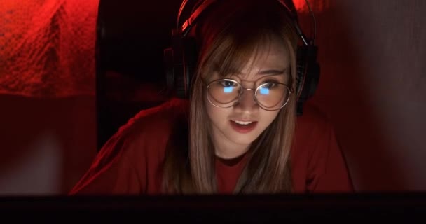 Pro Spelare Gamer Ung Asiatisk Kvinna Spelar Online Spel Skytte — Stockvideo