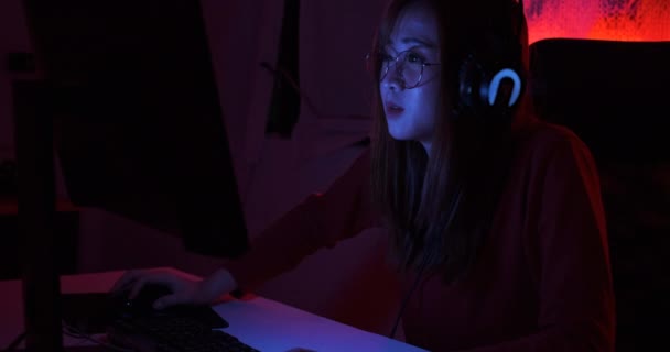 온라인 비디오 대회에서 온라인 비디오 게임을 아시아 여자가 라이트 룸에서 — 비디오