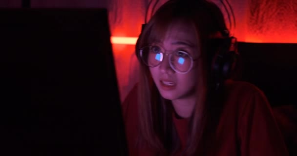 Pro Player Gamer Junge Asiatische Frau Spielt Online Videospiel Shooting — Stockvideo