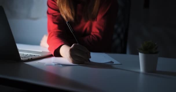 Mulher Asiática Trabalhando Até Tarde Noite Com Laptop Computador Home — Vídeo de Stock