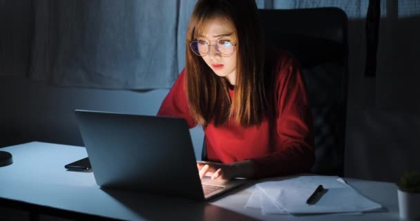 Asyalı Kadın Gece Geç Saatlere Kadar Bilgisayarlı Bilgisayarlı Ofiste Çalışıyor — Stok video