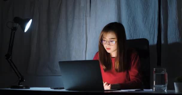 Geç Saatlere Kadar Dizüstü Bilgisayarla Çalışan Koreli Kadın Içen Idaresi — Stok video