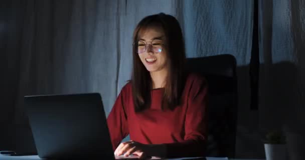 Mujer Asiática Video Conferencia Interfaz Usuario Noche Ordenador Portátil Línea — Vídeo de stock