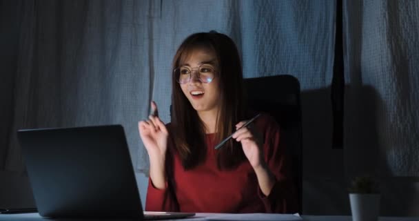 亚洲女性视频会议用户界面在夜间笔记本电脑上在线远程办公社交距离与互联网视频通话技术隔离讨论 — 图库视频影像