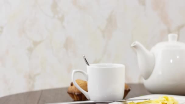 duftende Ceylon schwarzer Teetasse mit Teekanne und Teesüßigkeiten auf Tischhintergrund