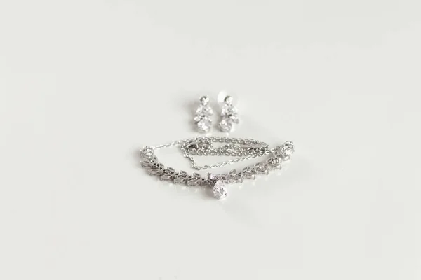 新娘的附件。 仿制珠宝-白色背景上抛光的银项链。. — 图库照片