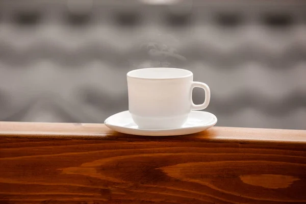 Poranny kubek kawy. filiżanka kawy rano na balkonie — Zdjęcie stockowe