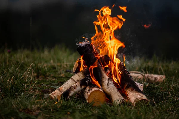 Brandend kampvuur in de avond in de Karpaten. Plaats van inschrijving — Stockfoto