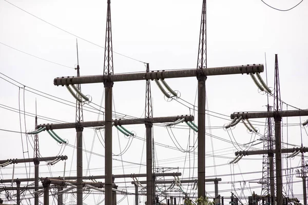 Central eléctrica. Estação de transmissão e distribuição de alta tensão. Energia elétrica do fio . — Fotografia de Stock