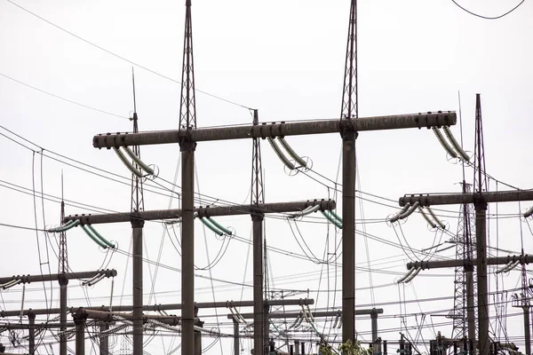 Central eléctrica. Estación de transmisión y distribución de alta tensión. Alambre energía eléctrica . — Foto de Stock