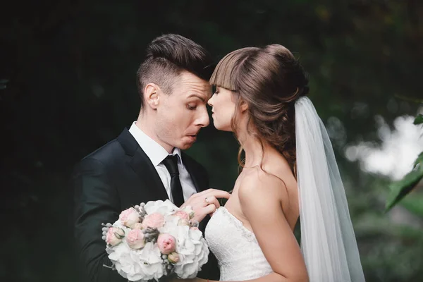 Casal casal zangado brigando e lutando. noivas divertidas e loucas. Noiva e noivo se divertir andando pelo campo verde ao longo — Fotografia de Stock