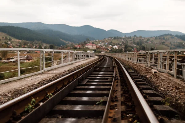 Rel kereta api di Pegunungan Carpathian. sleepers kereta api — Stok Foto