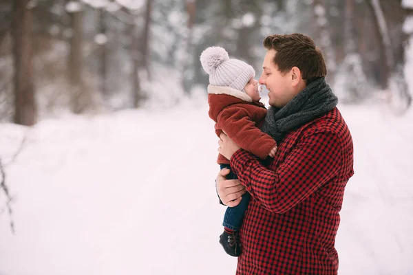 Portret szczęśliwego taty z synkiem podczas zabawy w lesie zimowym, przestrzeń kopiowania — Zdjęcie stockowe