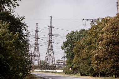 Yüksek voltaj direği ya da yüksek voltaj kulesi. seçici odak