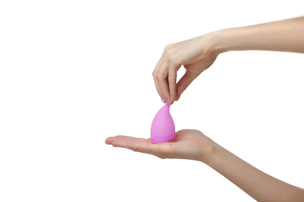 Rózsaszín menstruációs csésze. Közelkép női kéz tartja menstruációs csésze felett fehér háttér. Női egészségügyi koncepció, nulla hulladék alternatívák — Stock Fotó
