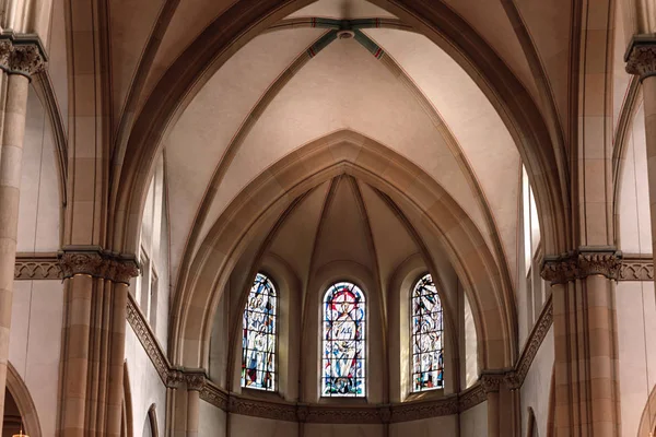 Katolik katedralinde lekeli cam pencereler. Penceredeki resim. — Stok fotoğraf