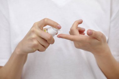 El kremi. Krem kullanan kadına yaklaş.