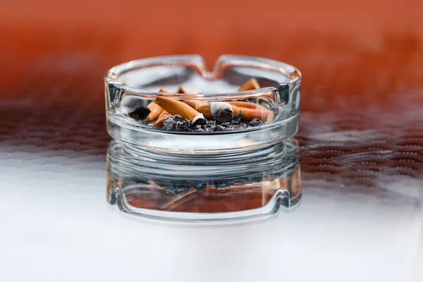 タバコの灰や吸い殻で汚れた灰皿 — ストック写真