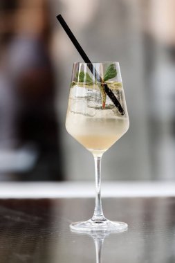 Barda alkollü kokteyl var. Mesaj için yer var. Menü için fotoğraf