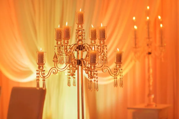 Lujosa mesa de bodas con decoración, con candelabros de plata, velas y flores en luz azul. Foto selectiva — Foto de Stock