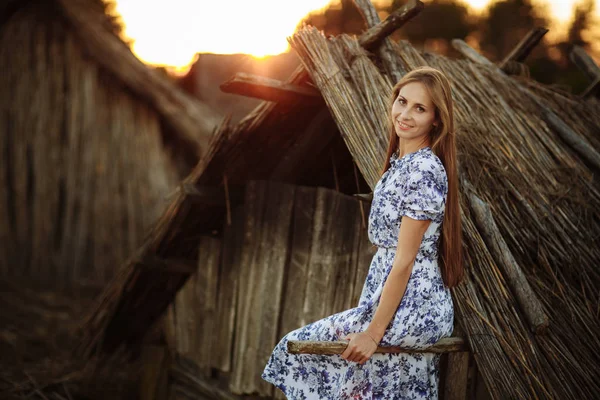 Beautiful Young woman outdoors portrait. Portrait of a beautiful girl against a tree house. — Stock Photo, Image