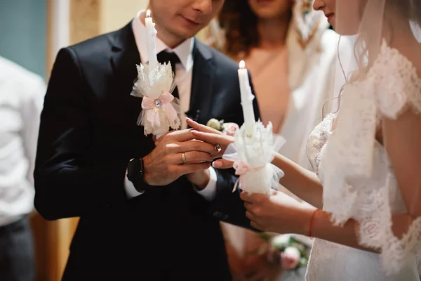 Tangan mempelai wanita mengenakan cincin emas pertunangan di jari mempelai pria. Hari pernikahan. Tangan dengan cincin kawin. Tutup. — Stok Foto