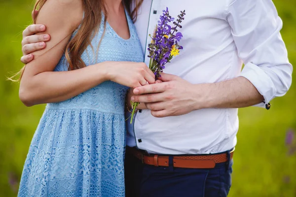 Paar mit einem Strauß lila Blumen — Stockfoto