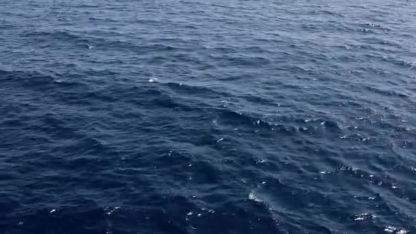 Yüzeyinin Temiz Dokusu Mavi Deniz Suyu Dokusu Sakin Huzurlu Bir — Stok video