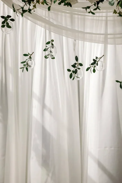 Oryginalna dekoracja ślubna w formie mini-wazonów i bukietów kwiatów wiszących na suficie — Zdjęcie stockowe