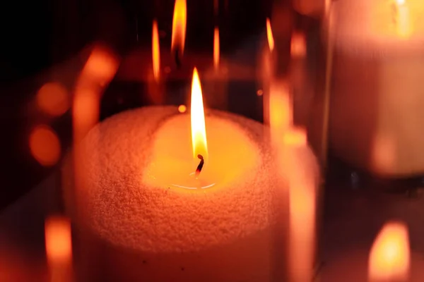 Decoração acolhedora com velas queimando em frascos de vidro — Fotografia de Stock