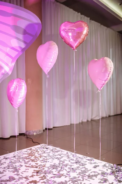 Corazón rosa bolas inflables en el interior — Foto de Stock