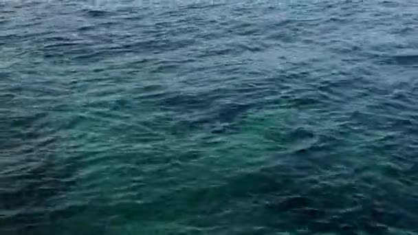 水面のクリーンな質感の背景。青い海の水のテクスチャ穏やかで平和な背景。 — ストック動画