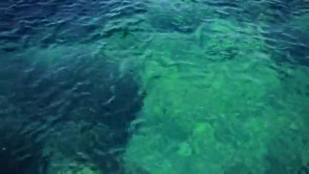 Superficie del agua textura limpia fondo. Textura de agua de mar azul fondo tranquilo y pacífico — Vídeos de Stock