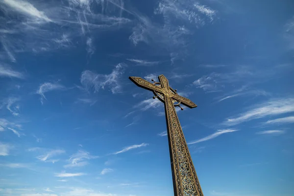 Церковный крест на фоне неба с облаками — стоковое фото