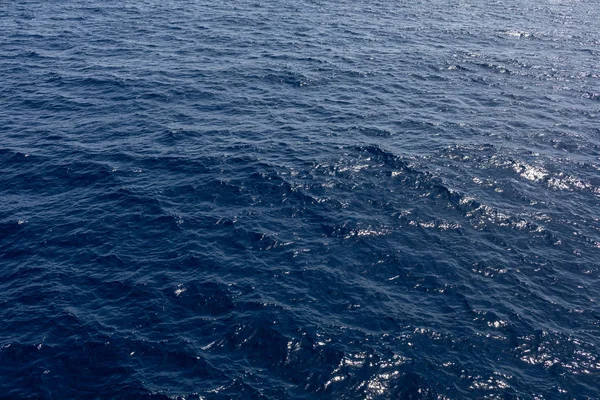 Fundo da água do mar.Ondulação superfície da água do fundo do mar azul — Fotografia de Stock