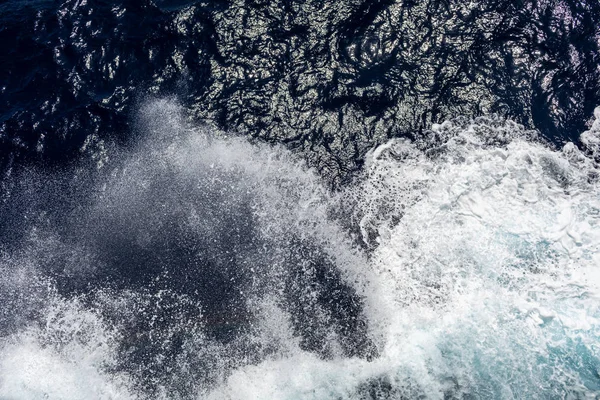 Oceano ondulado superfície de perto. fundo de água do mar — Fotografia de Stock