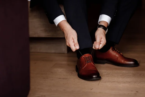 Business man or groom wearing classic elegant shoes. — Stok fotoğraf