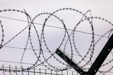 Arka planda dikenli tel var. Seçici odaklanma. metal tel