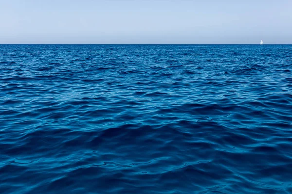 深蓝色的海和蓝天的背景 — 图库照片