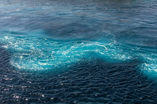 蓝色的海背景，有有趣的海浪。 在地中海发现海水,在开阔的海面上俯瞰. 蓝色海景 — 图库照片