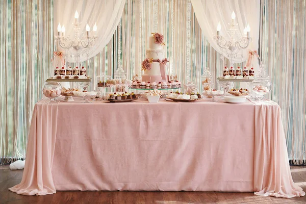 Schokoriegel und Hochzeitstorte. Tisch mit Süßigkeiten, Buffet mit Cupcakes, Bonbons, Dessert. — Stockfoto
